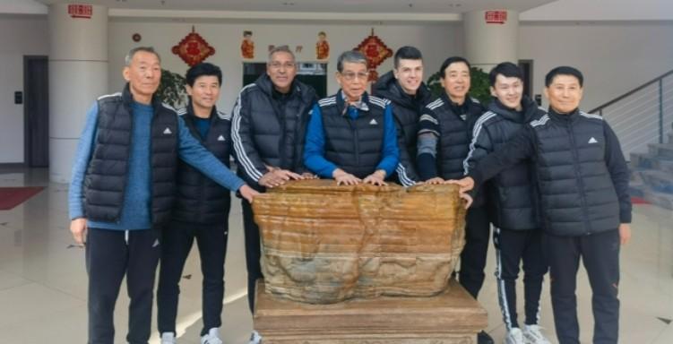 徐根宝引领上海全运队，引进专业体能教练提升训练效果，力争金牌荣耀